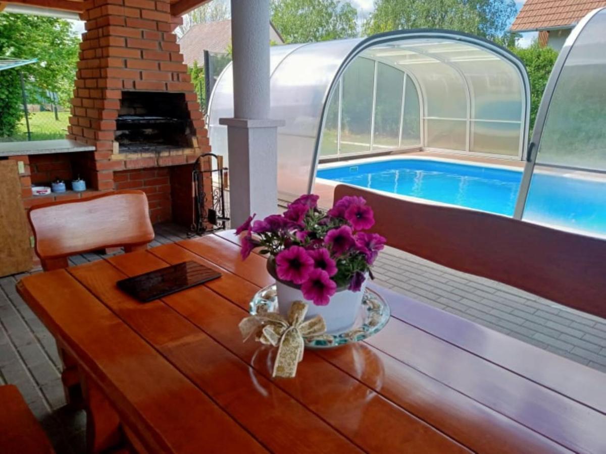 modernes Ferienhaus mit schönem überdachtem Pool Balatonmáriafürdő Exterior foto
