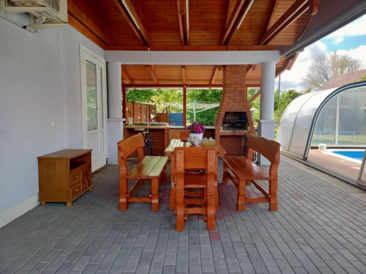 modernes Ferienhaus mit schönem überdachtem Pool Balatonmáriafürdő Exterior foto