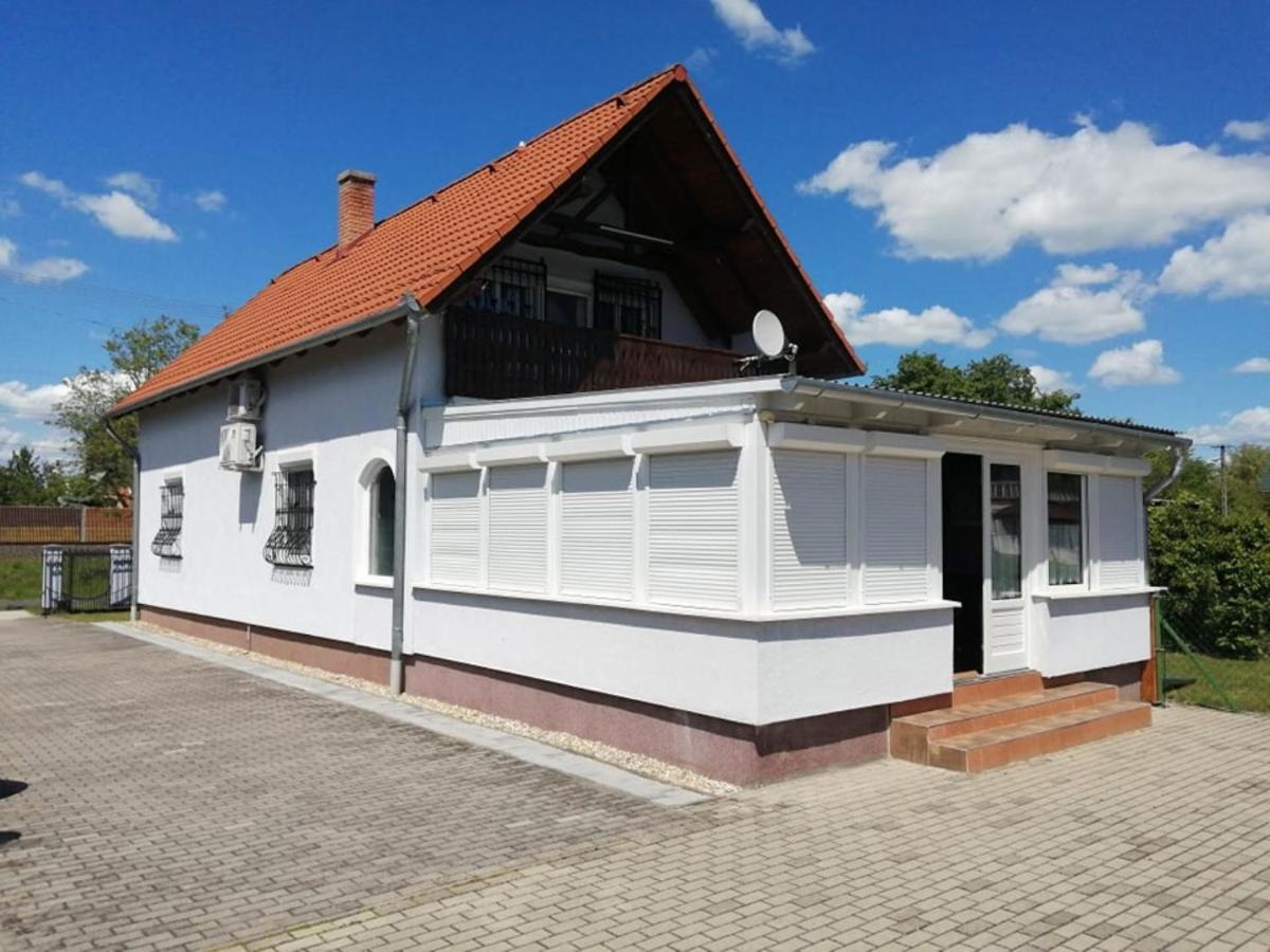modernes Ferienhaus mit schönem überdachtem Pool Balatonmáriafürdő Exterior foto