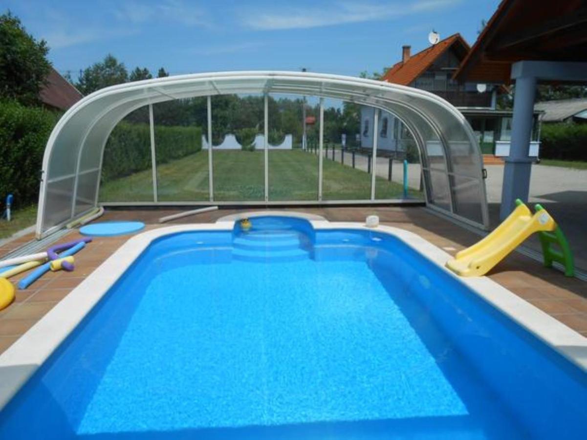 modernes Ferienhaus mit schönem überdachtem Pool Balatonmáriafürdő Exterior foto