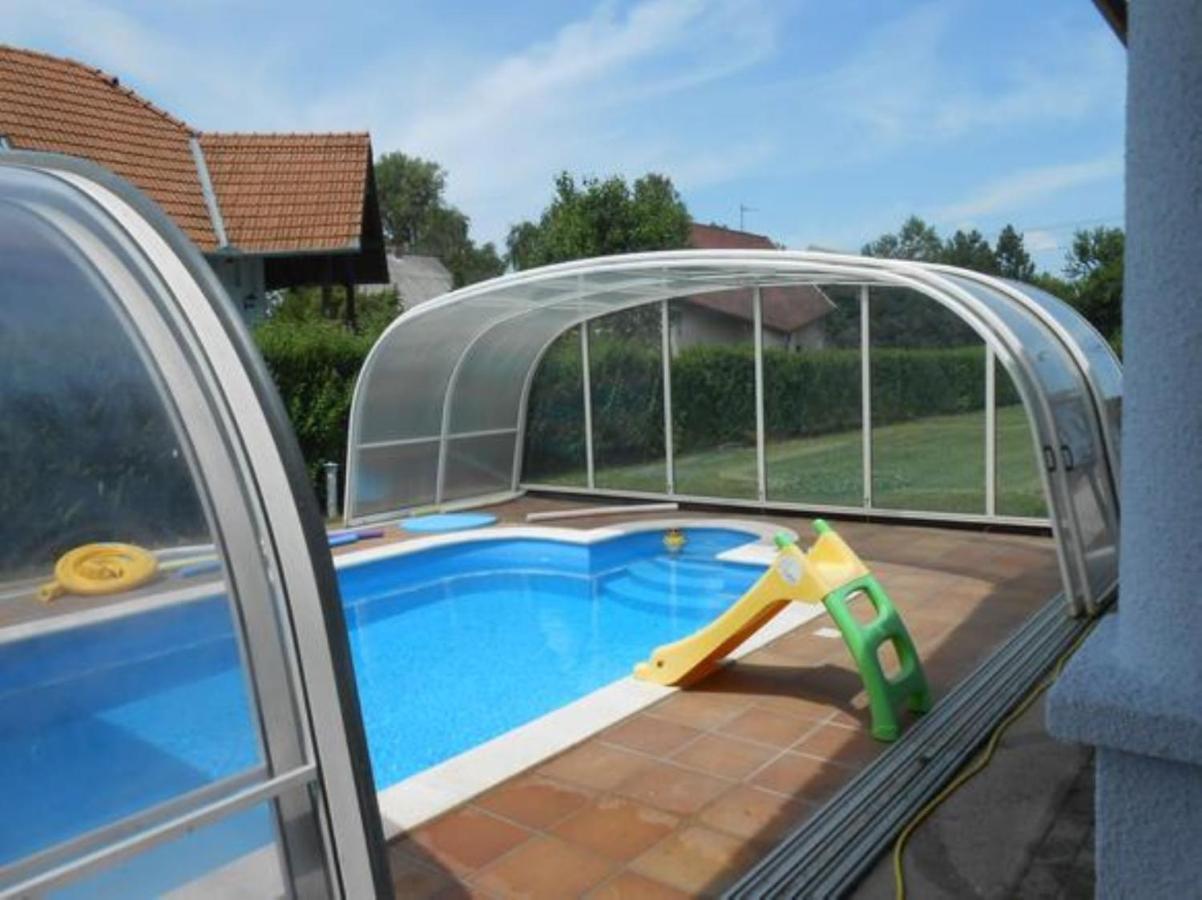 modernes Ferienhaus mit schönem überdachtem Pool Balatonmáriafürdő Exterior foto