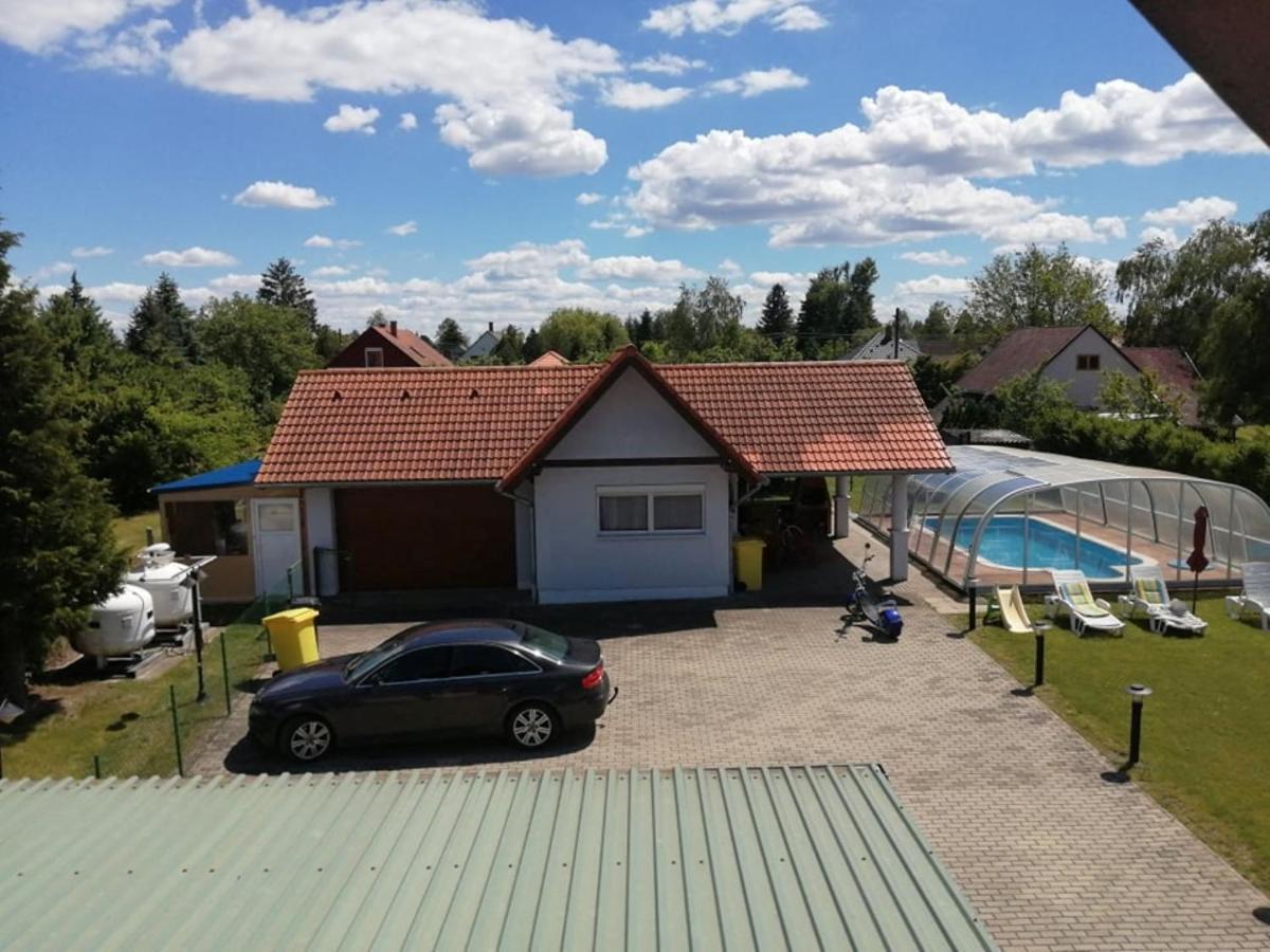 modernes Ferienhaus mit schönem überdachtem Pool Balatonmáriafürdő Exterior foto