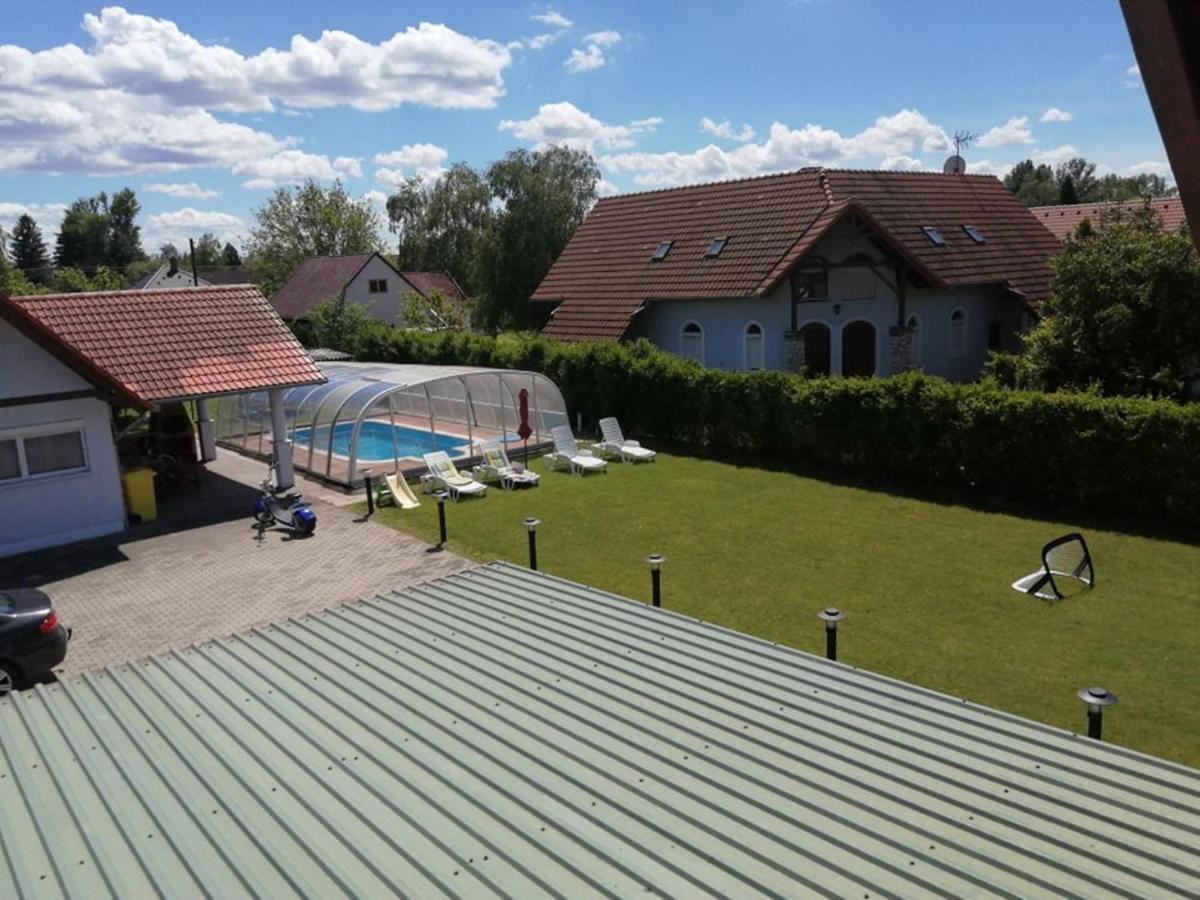 modernes Ferienhaus mit schönem überdachtem Pool Balatonmáriafürdő Exterior foto